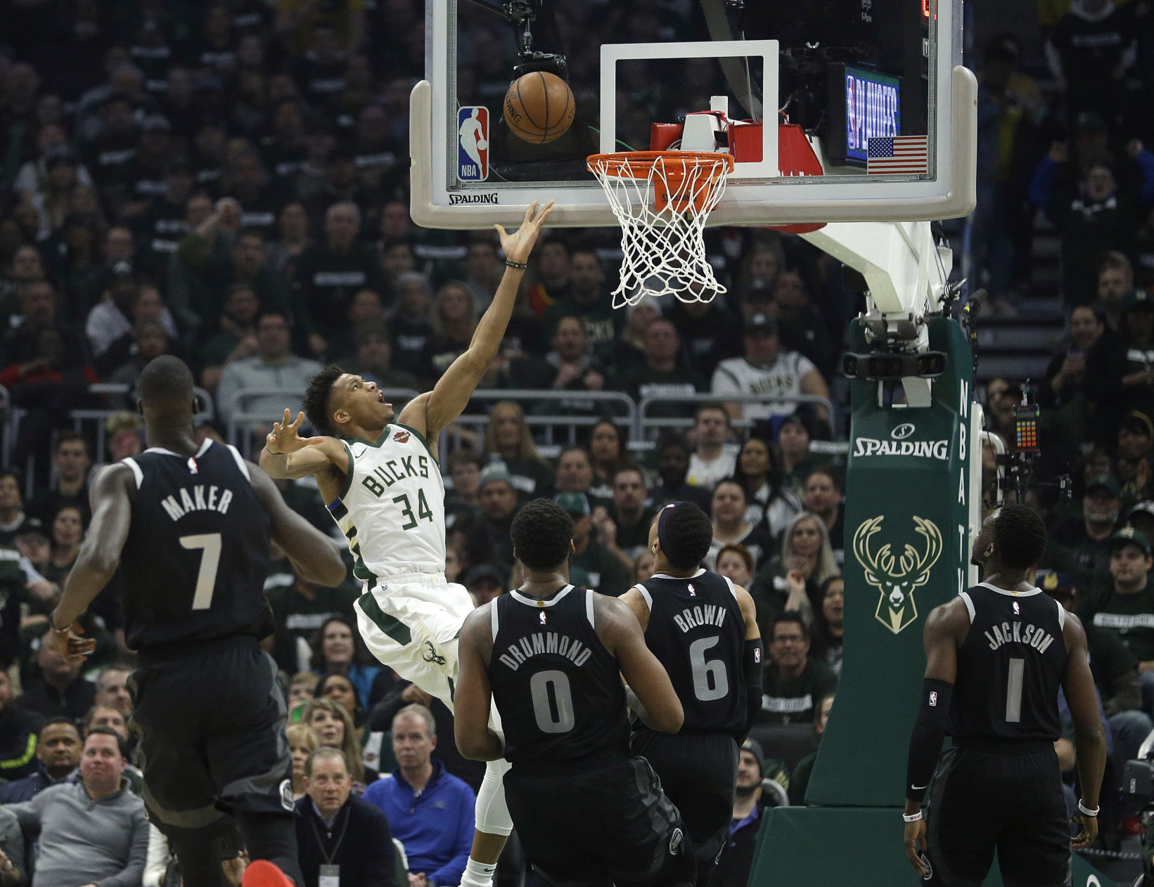 Bucks 121, Pistons 86
